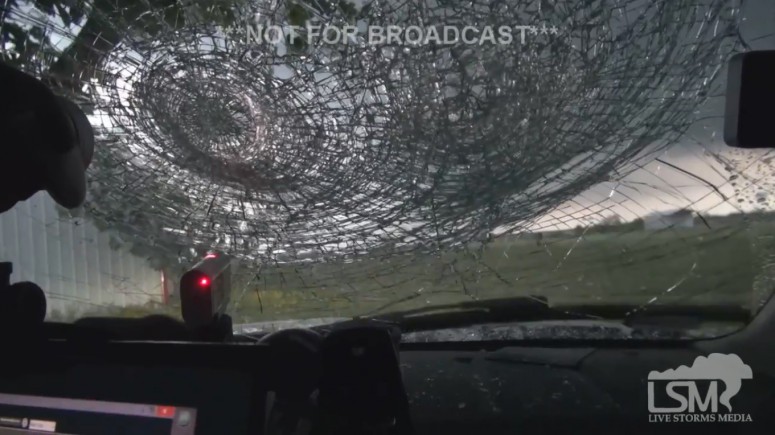 Жуткое видео: град размером с бейсбольный мяч бьёт машину