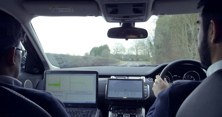 Будущие Jaguar Land Rover сами обнаружат выбоину и пожалуются на нее властям [видео]