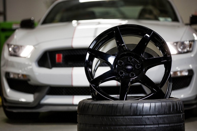 Бешеный Mustang GT350R примеряет карбоновые колеса