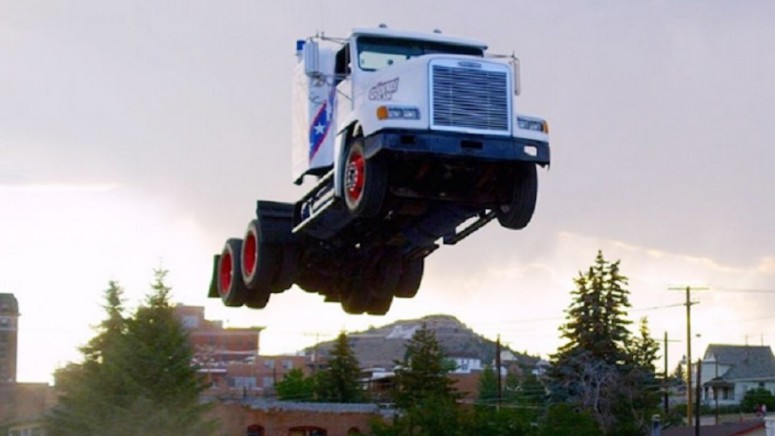 Новый мировой рекорд по прыжкам на грузовике: видео