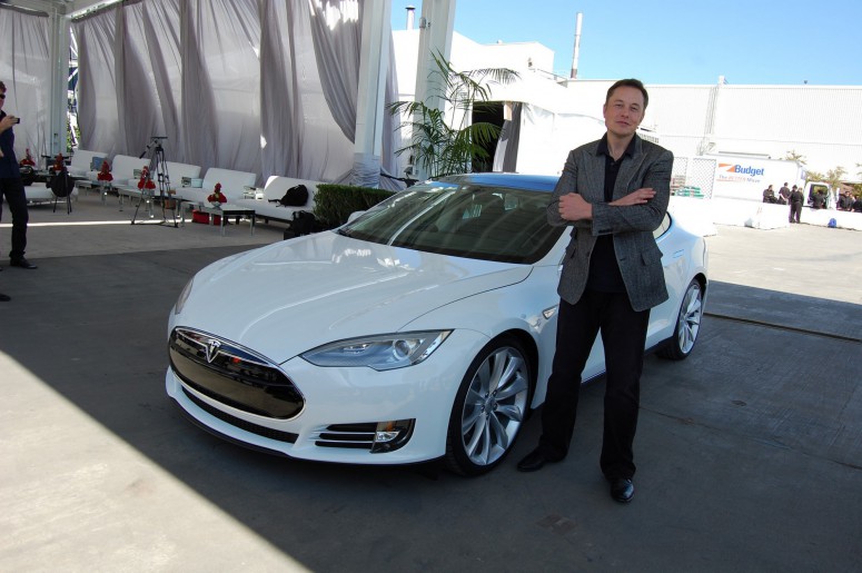 Эксперимент от Tesla: приведи 10 клиентов — получи машину