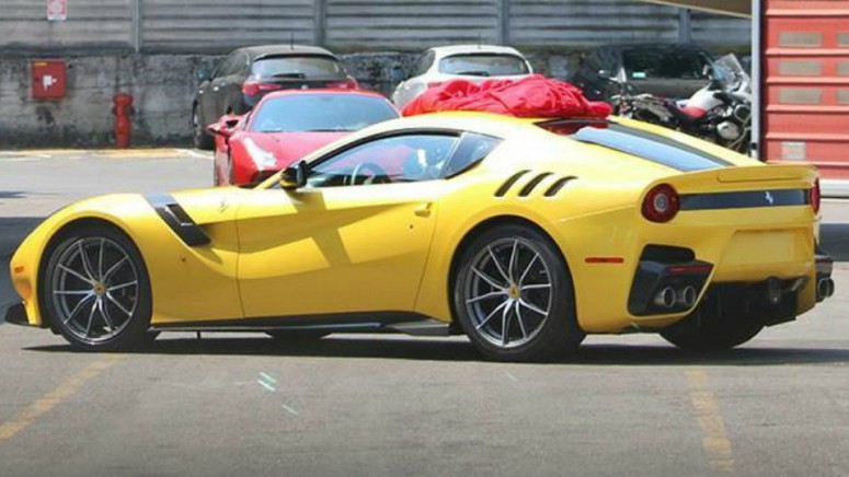 «Раздетую» Ferrari F12 Speciale фотошпионы поймали в Маранелло