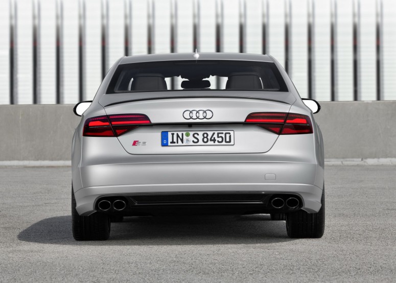 Audi показала самую быструю версию S8 Plus