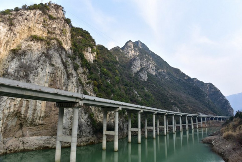 Зачем в Китае построили первый в мире мост вдоль реки?