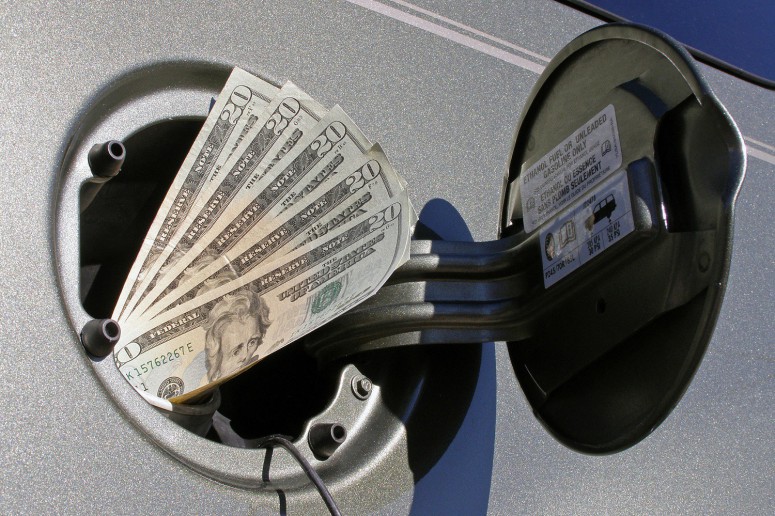 Антимонопольный комитет: крупные АЗС завышают цены на топливо
