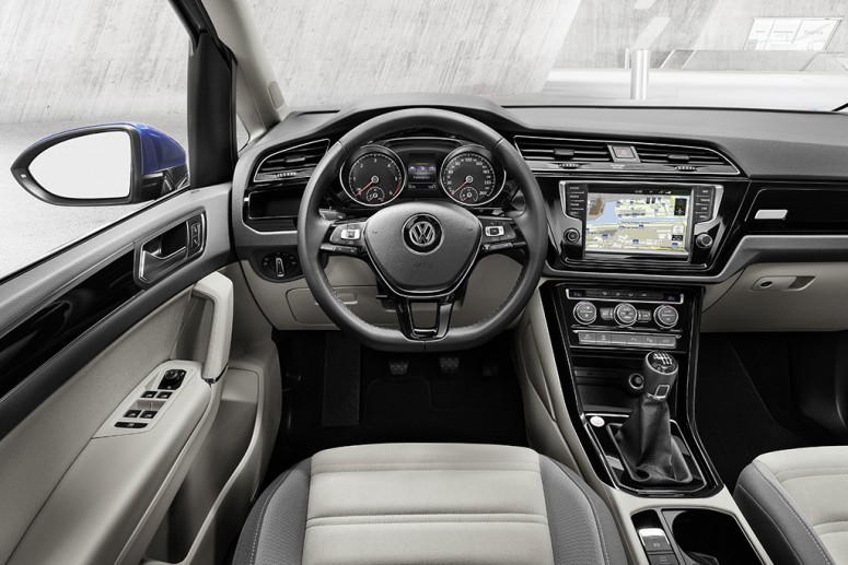 В Украине озвучили цены на компактвэн VW Touran