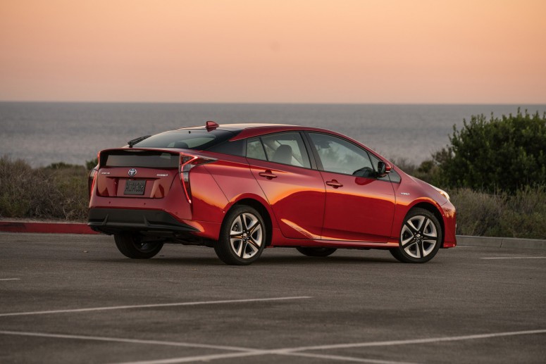 Почему Toyota предлагает в новом Prius 2 варианта батарей