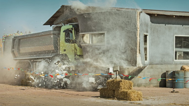 Volvo сняло великолепную рекламу с участием грузовика и девочки