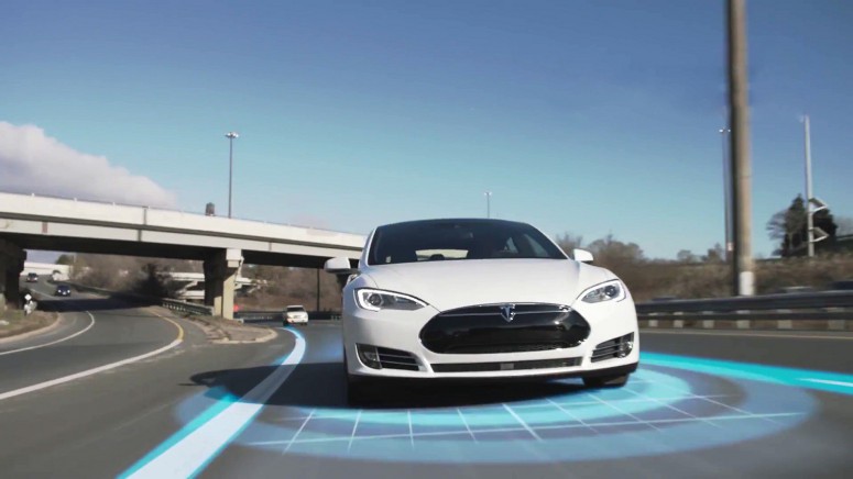Tesla показала возможности своего автопилота: видео