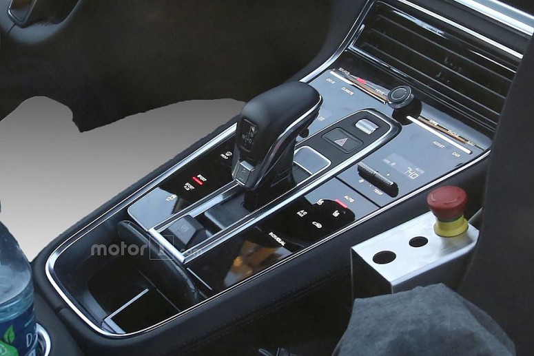 Заснят интерьер нового Porsche Panamera: куда делись кнопки?