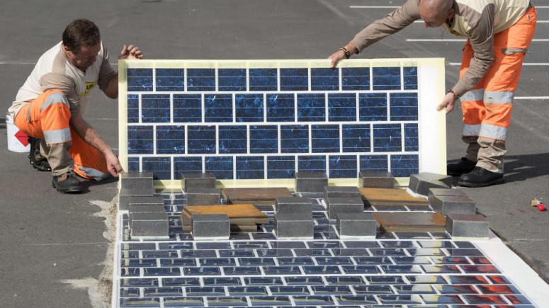 Франция взялась за дороги со встроенным солнечными панелями: видео