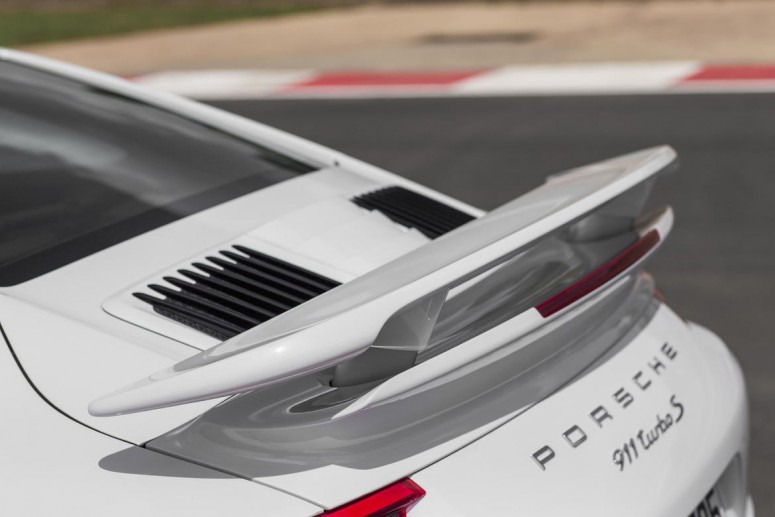 Замена антикрыла на Porsche 911, стоит как бюджетный автомобиль