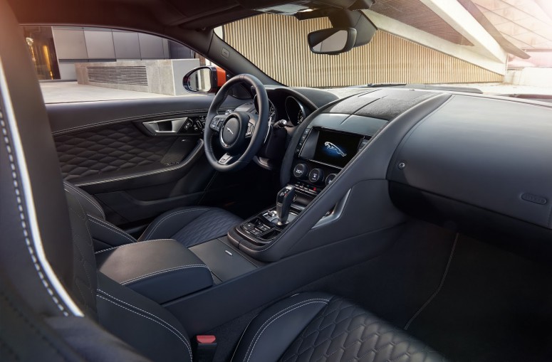Jaguar открыл тайны «заряженного» F-Type SVR