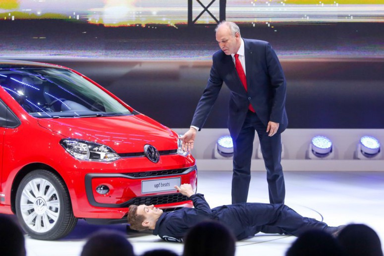Женева-2016: троллинг Volkswagen во время презентации (видео)