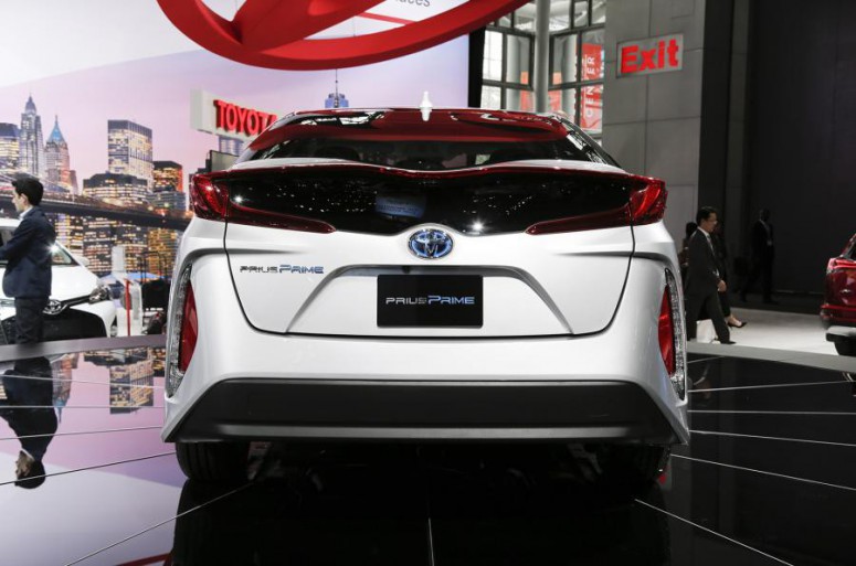 Новый гибрид Toyota Prius Prime оснастили большим экраном