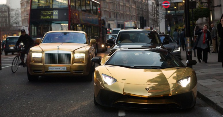 По Лондону разъезжает кортеж из четырех «золотых» автомобилей