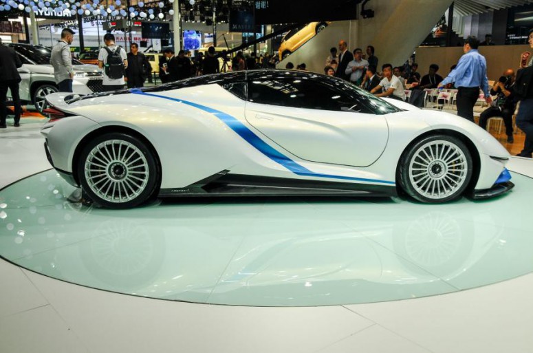 BAIC представила электрический суперкар Arcfox-7, напоминающий BMW i8