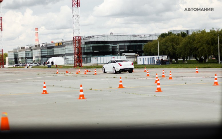 Гоняем кроссовер Jaguar F-Pace по взлетно-посадочной полосе