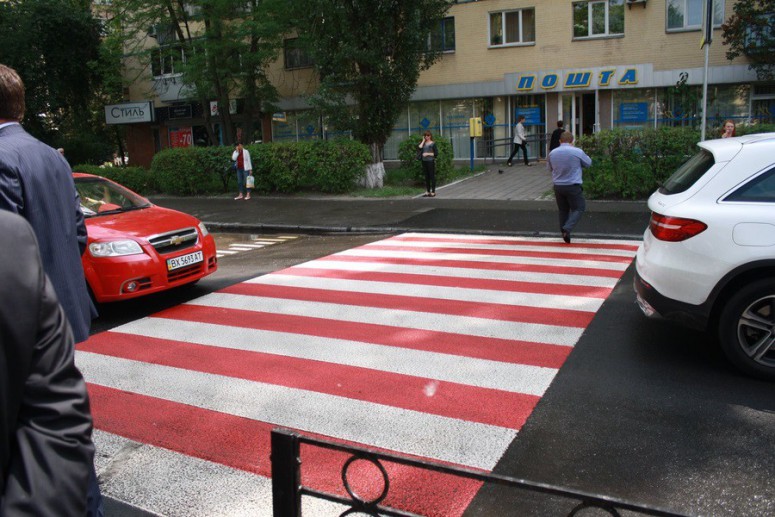 В Киеве экспериментируют с приподнятым пешеходным переходом