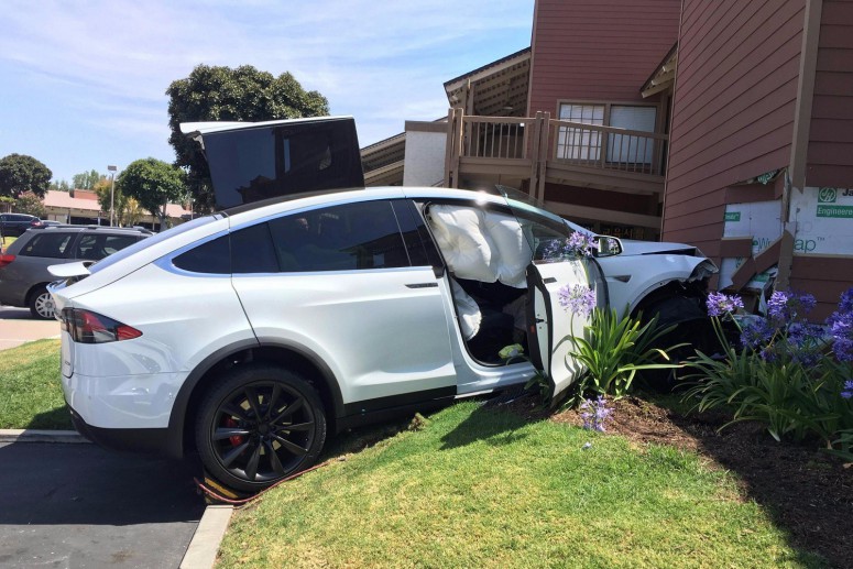 Tesla снова отрицает программный сбой в аварии: видео