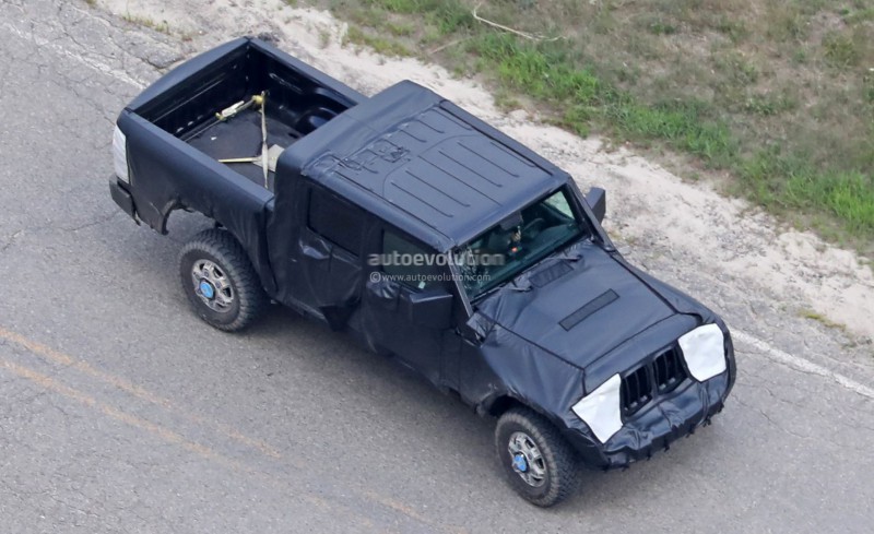 Будущий пикап Jeep Wrangler попался фотошпионам