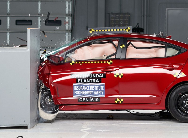 2017 Hyundai Elantra получила высший рейтинг безопасности IIHS [видео]