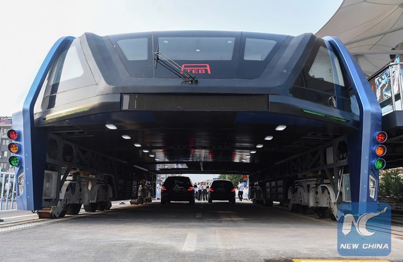 Китай начал испытания  первого в мире надземного автобуса: видео