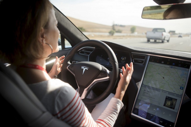 Tesla усложнит принудительное включение функции автопилота