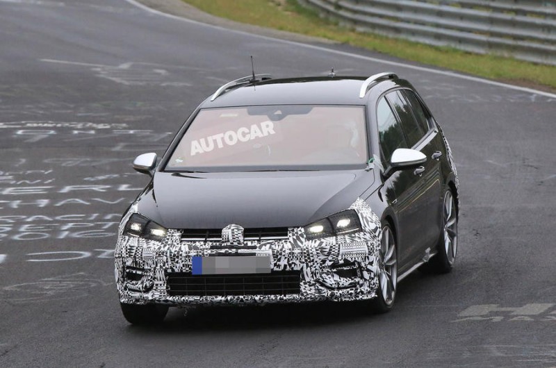 Volkswagen тестирует обновленный Golf R в кузове универсал [шпионские фото]