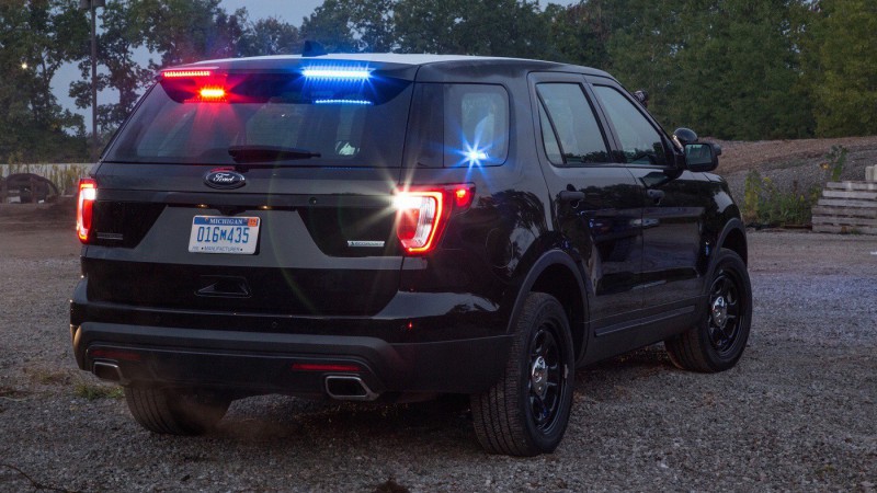 Полицейский внедорожник Ford научили скрывать «мигалки»: видео