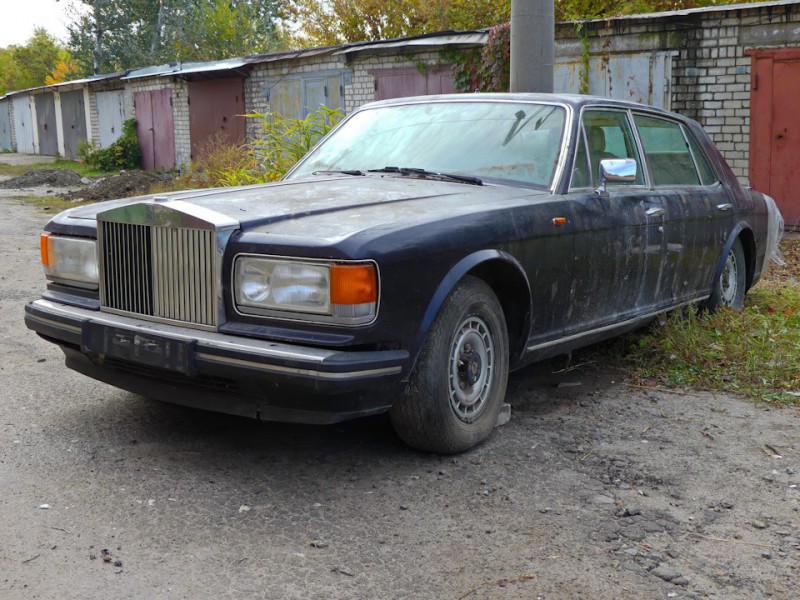 В Харькове нашли брошенный из 90-х Rolls-Royce Silver Spur II