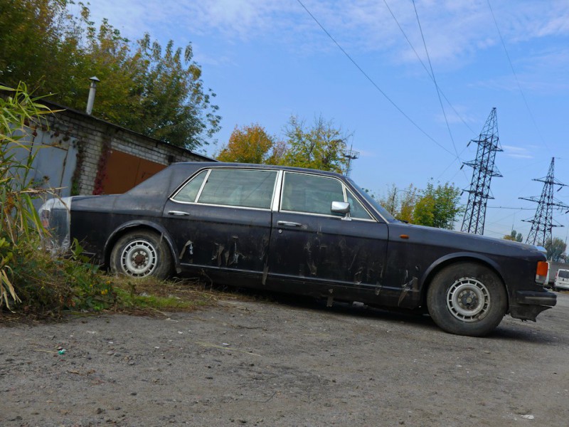 В Харькове нашли брошенный из 90-х Rolls-Royce Silver Spur II