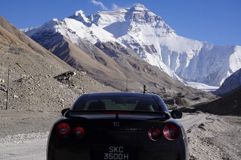 Подняться на Nissan GT-R в базовый лагерь Эвереста. Сделано!