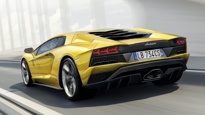 Первое серийное Lamborghini с полноуправляемым шасси