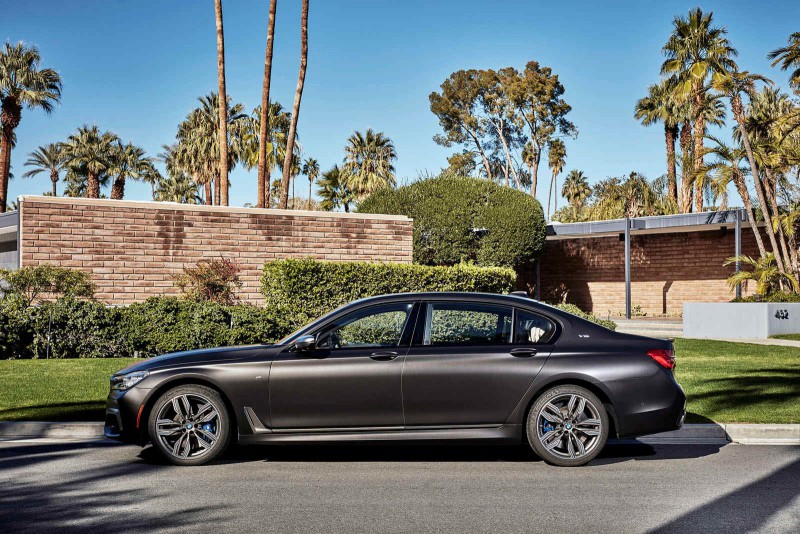 BMW представил новый M760Li xDrive