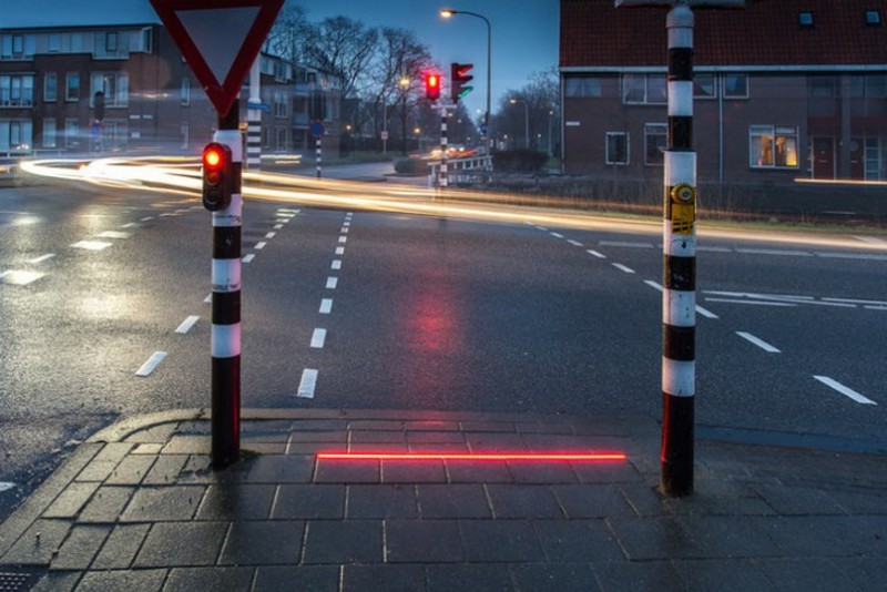 Голландцы тестируют светофор, разработанный для любителей смартфонов