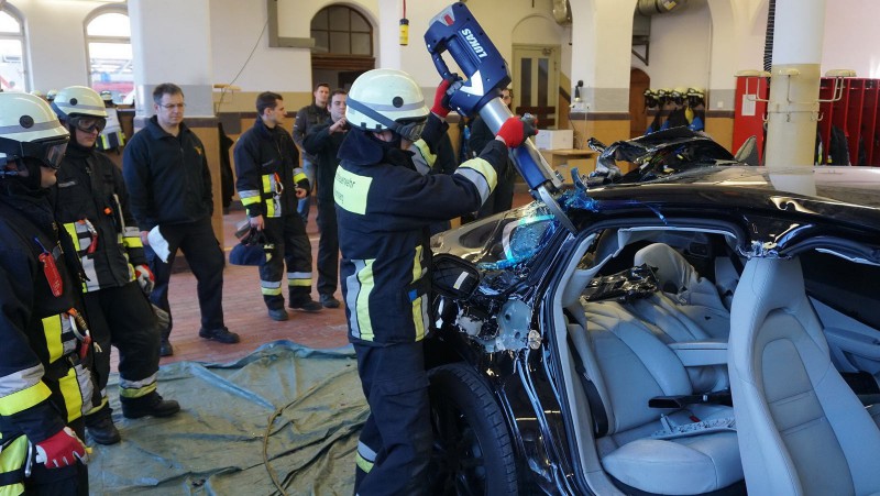 Немецкие спасатели разрезали новенький Porsche Panamera ради тренировки