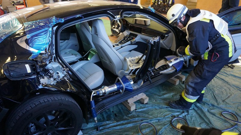Немецкие спасатели разрезали новенький Porsche Panamera ради тренировки