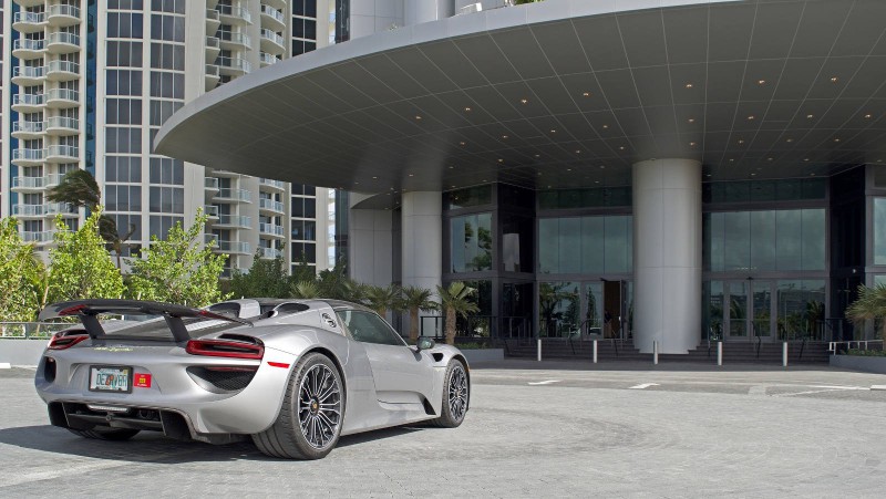 Небоскреб Porsche предлагает парковку рядом с квартирой на 60-м этаже [видео]