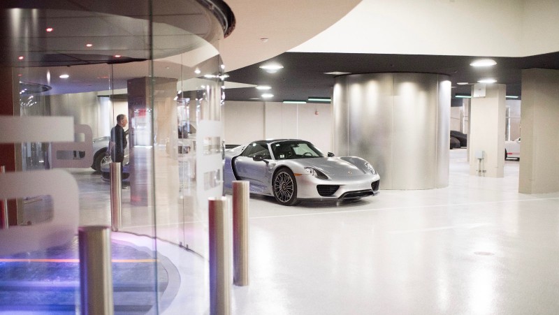Небоскреб Porsche предлагает парковку рядом с квартирой на 60-м этаже [видео]