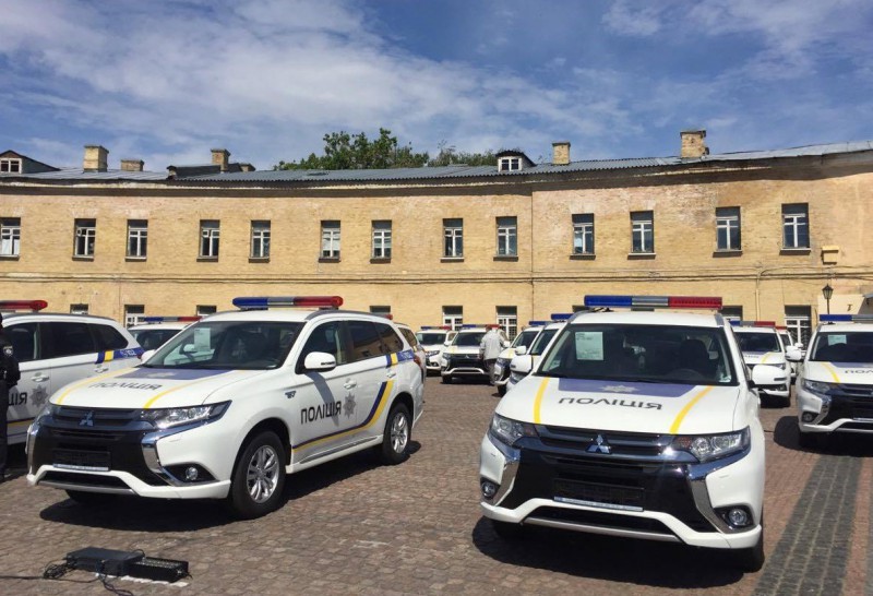 Патрульной полиции передали 635 гибридных Mitsubishi Outlander