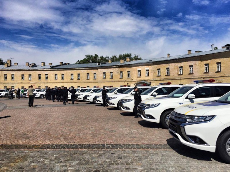 Патрульной полиции передали 635 гибридных Mitsubishi Outlander