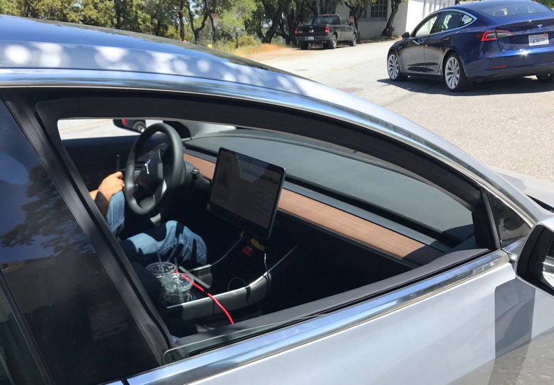Первое живое фото интерьера Tesla Model 3 – приборной панели не будет