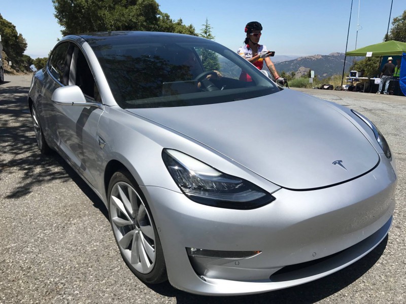 Первое живое фото интерьера Tesla Model 3 – приборной панели не будет