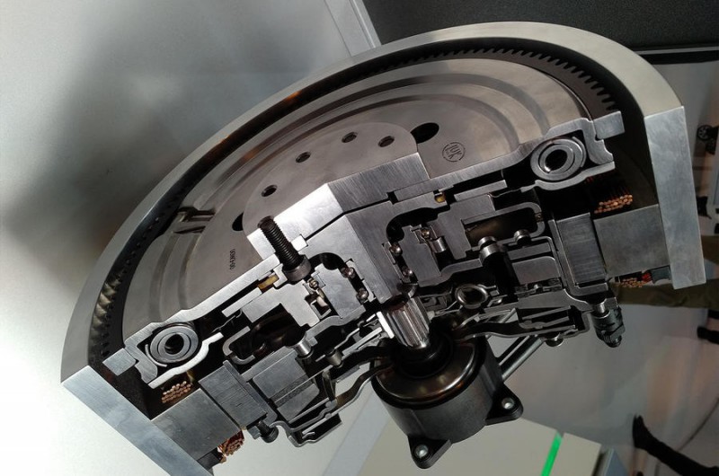 Компания Schaeffler показала сцепление, позволяющее оснастить электрокары «механикой»