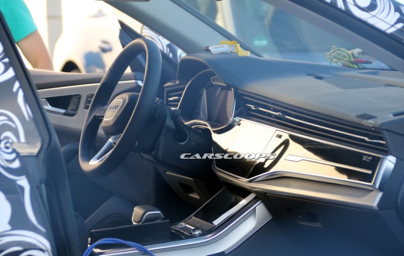 Первые изображения приборной панели Audi Q8 показали фотошпионы