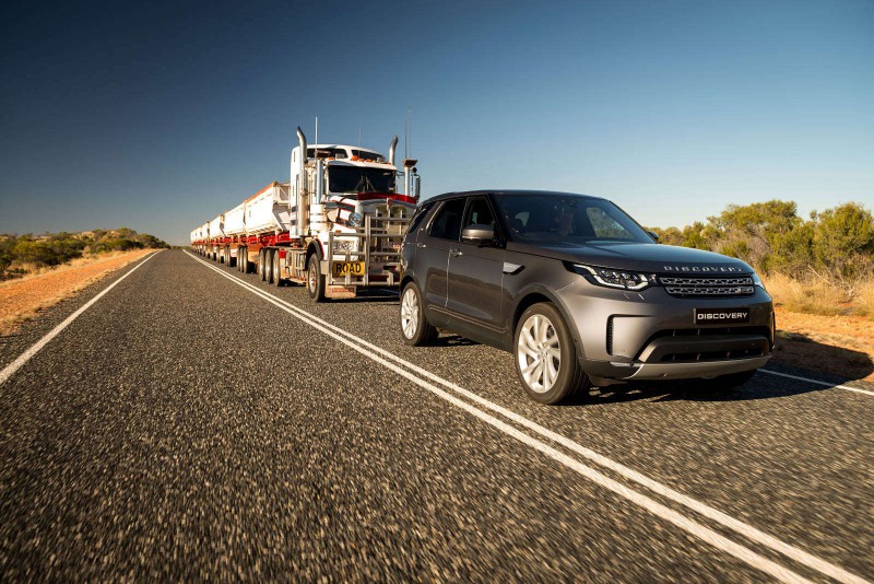 Может ли Land Rover Discovery буксировать 120-тонный автопоезд [видео]