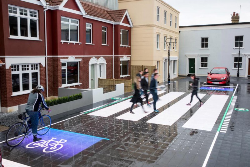 В Англии придумали светодиодную дорогу, рисующую пешеходам зебру