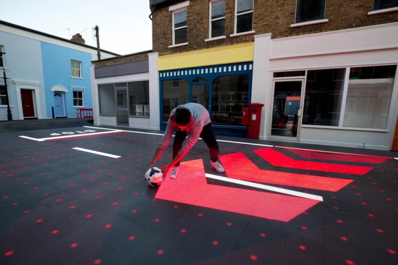В Англии придумали светодиодную дорогу, рисующую пешеходам зебру