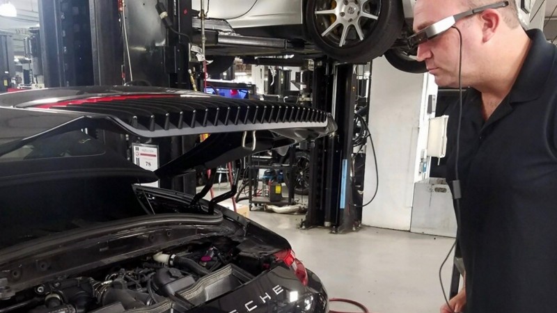 Porsche тестирует смарт-очки для механиков СТО